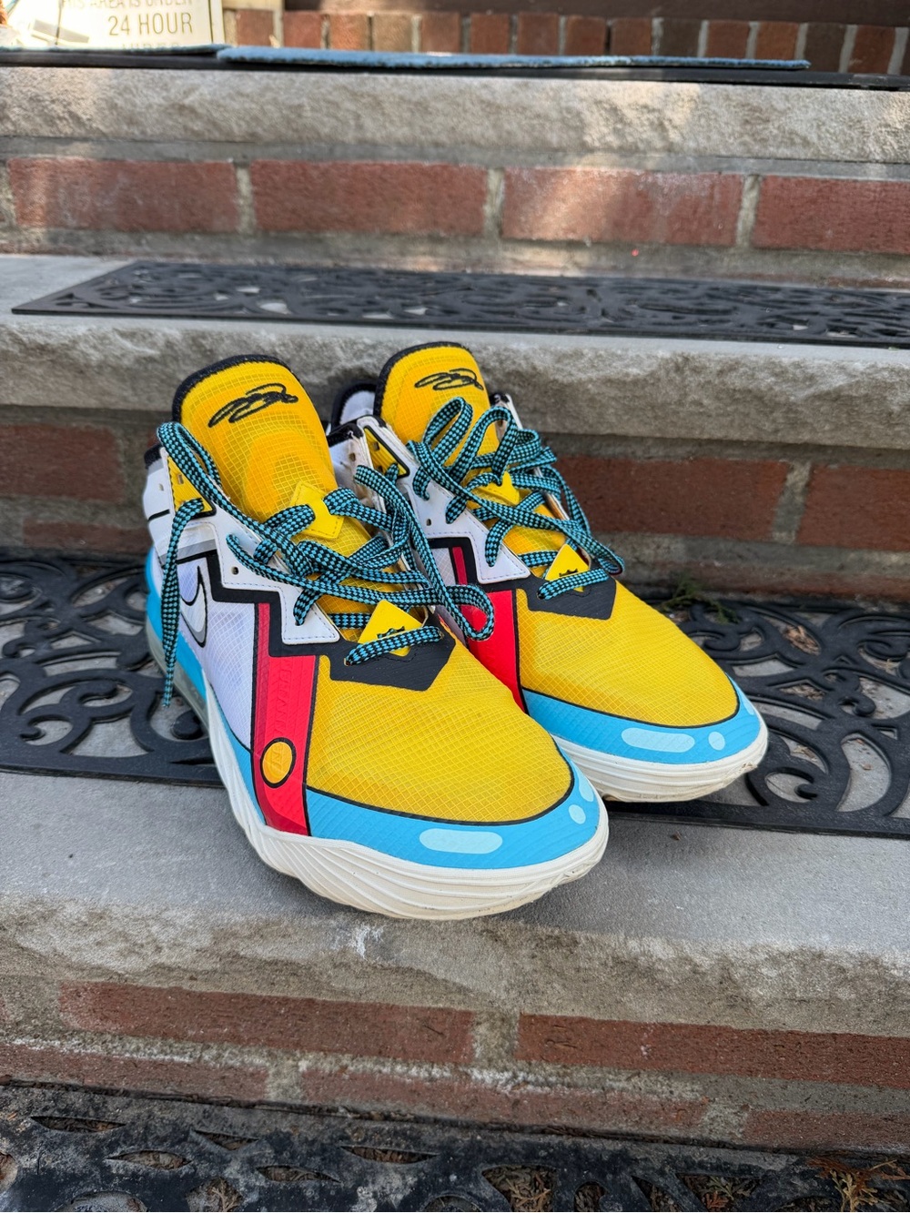 Nike LeBron 18 low Stewie Griffin - Picture 3 of 4
